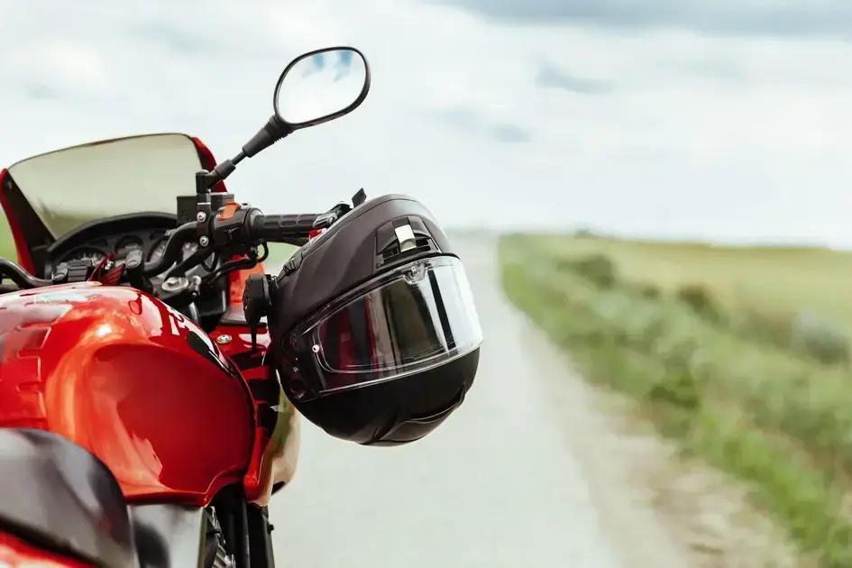 Atenção, motociclistas: o uso inadequado do capacete pode ser fatal!