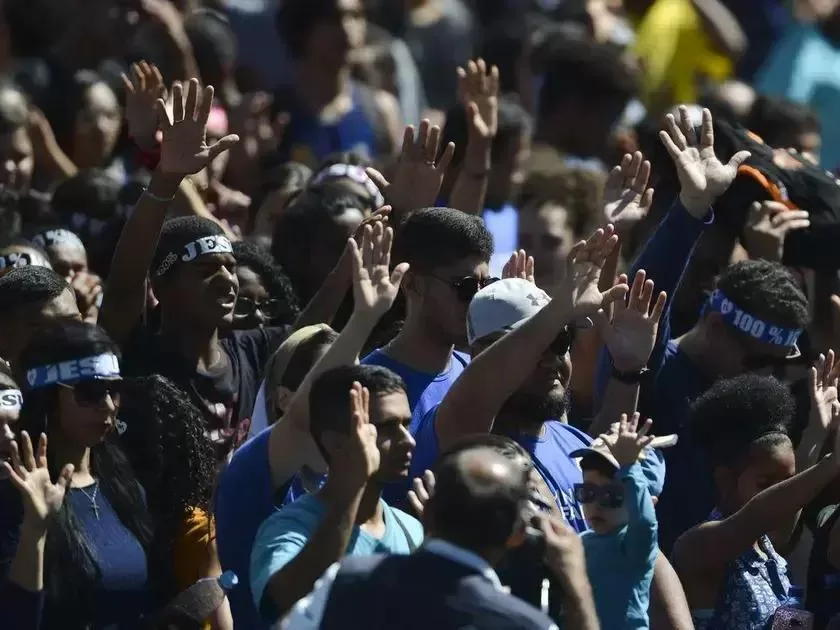 Crescimento evangélico no Brasil pode levar a maioria até 2030