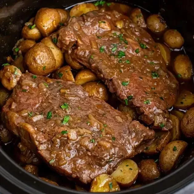 Deliciosa receita de carne e batatas na crock pot