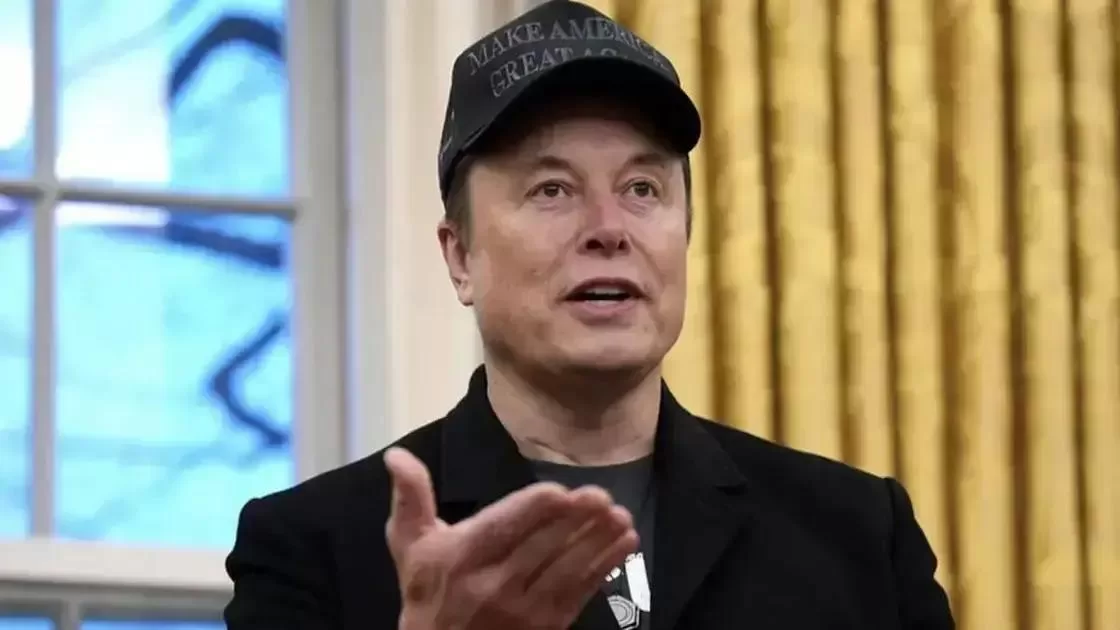 A polêmica entre Bill Gates e Elon Musk sobre cortes humanitários