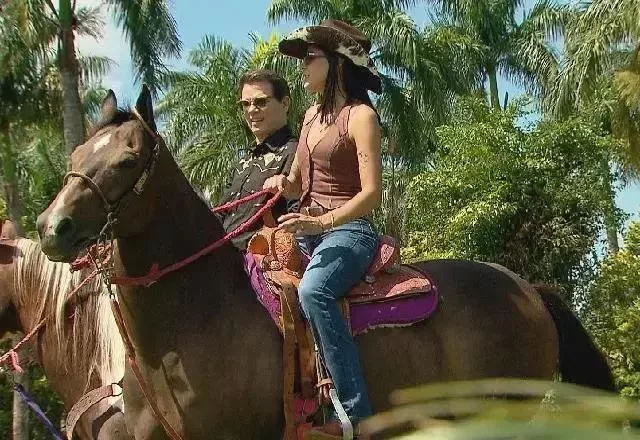 Ana Castela revela sua paixão por chapéus e figurinos nos palcos