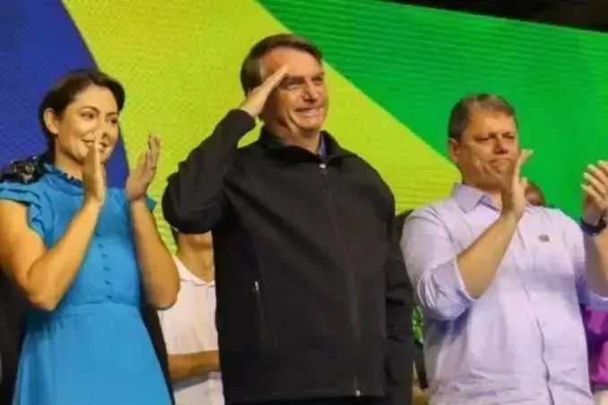 Bolsonaro e Tarcísio: pesquisa aponta liderança em São Paulo contra Lula