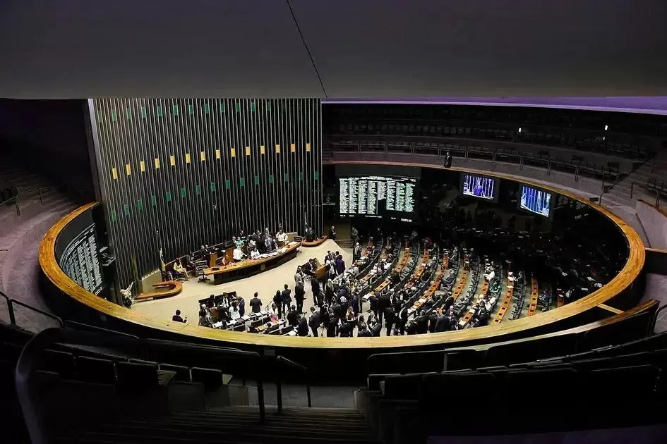 Câmara aprova suspensão de processo contra Bolsonaro e outros réus