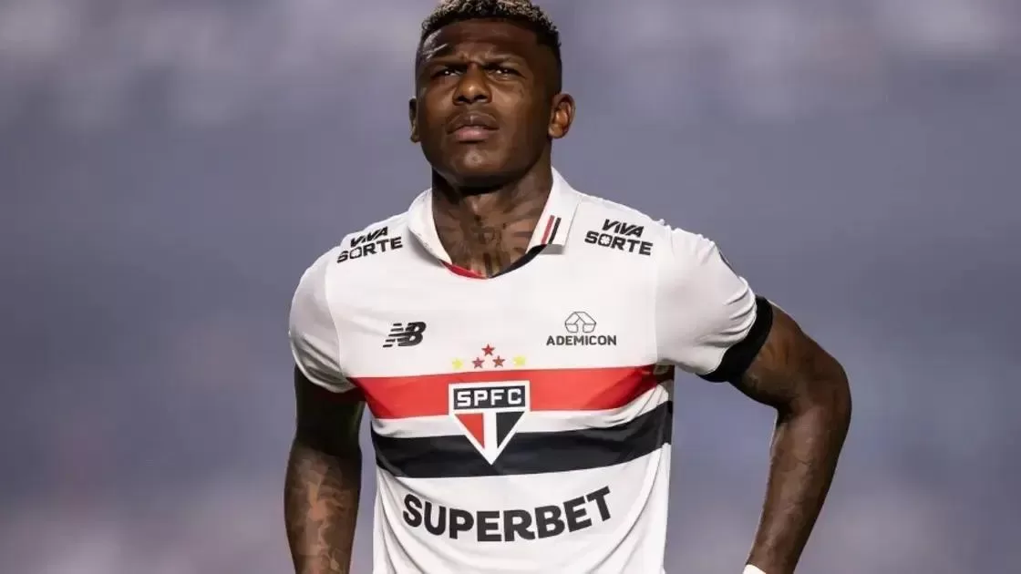 Cicinho aponta Gustavo Gómez como destaque em zaga brasileira