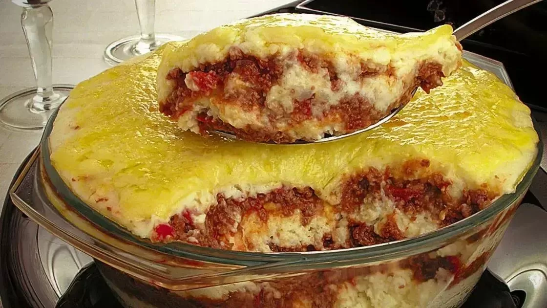 Delicie-se com purê de batata e carne moída na travessa