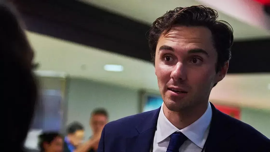 DNC revoga eleição de David Hogg após críticas internas e turbulência