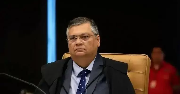 Flávio Dino rejeita imunidade a Sóstenes Cavalcante em decisão polêmica