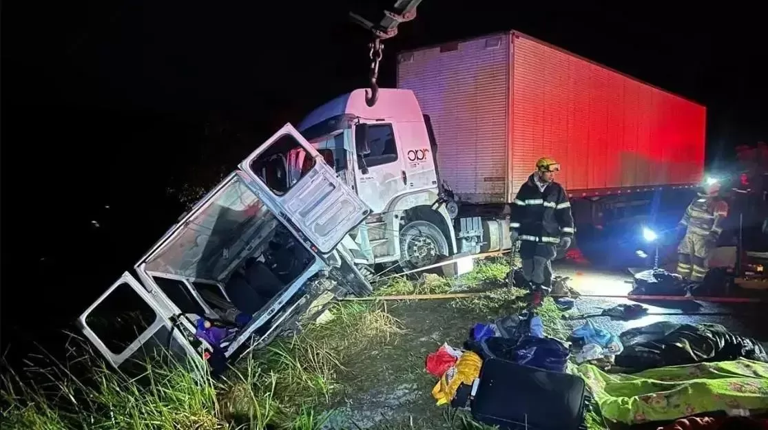 Grave colisão entre carreta e van deixa 9 mortos em Minas Gerais