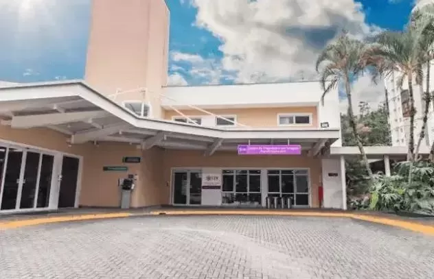Homem se disfarça de paciente para tentar matar ex-companheira em SC