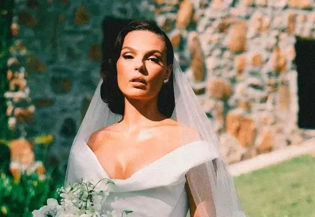 Isis Valverde se casa com vestido de estilista internacional