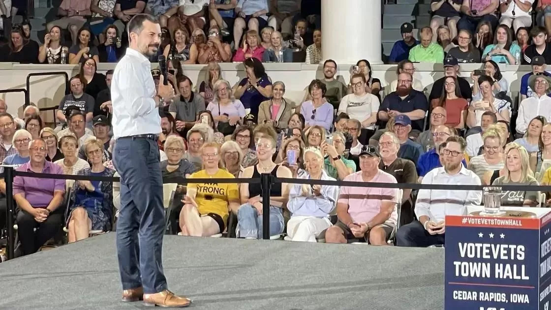 Pete Buttigieg responde a críticas sobre seu papel como secretário de Transportes