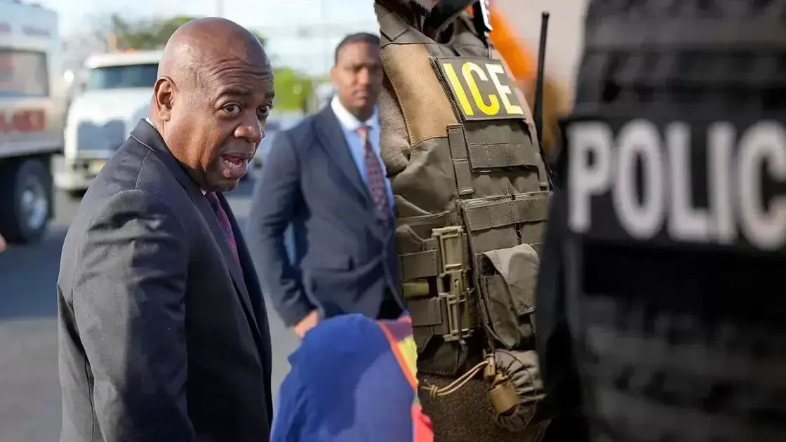 Ras Baraka é preso durante protesto em centro de detenção da ICE em Newark