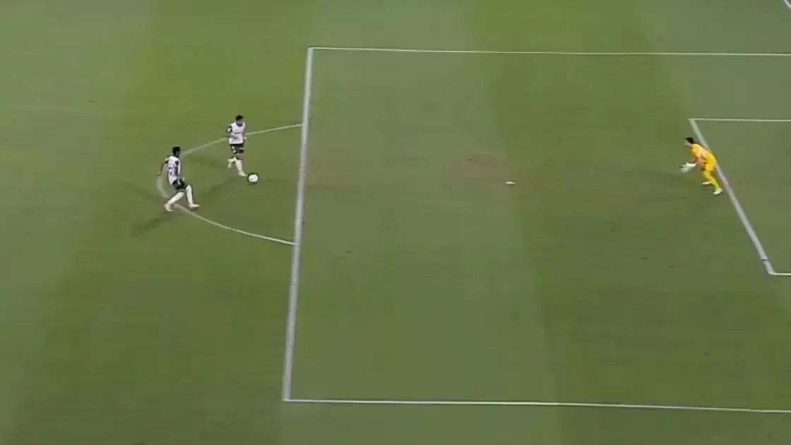 Torcedores criticam Vitor Roque por gol perdido no jogo contra o Palmeiras