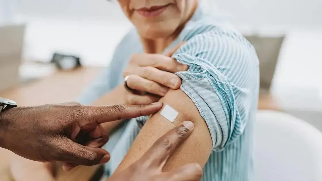 Vacina de herpes-zóster pode reduzir risco de doenças cardíacas, sugere estudo