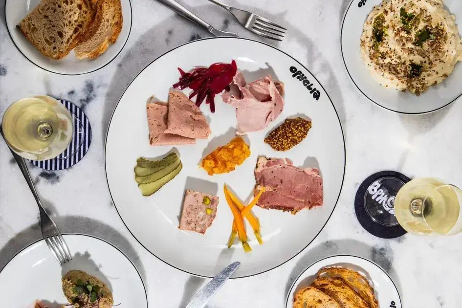 Ophelia: Inovação Francesa Despojada em Ipanema